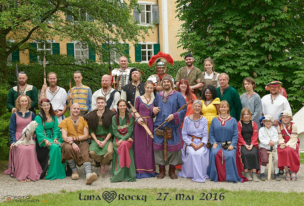 Gruppenfoto der Mittelalterhochzeit auf Schloss Sandizell