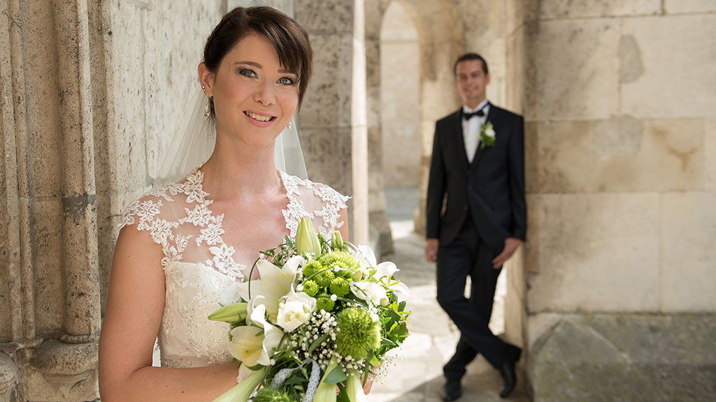 Hochzeitsfotos vom Ehepaar in Regensburg am Dom