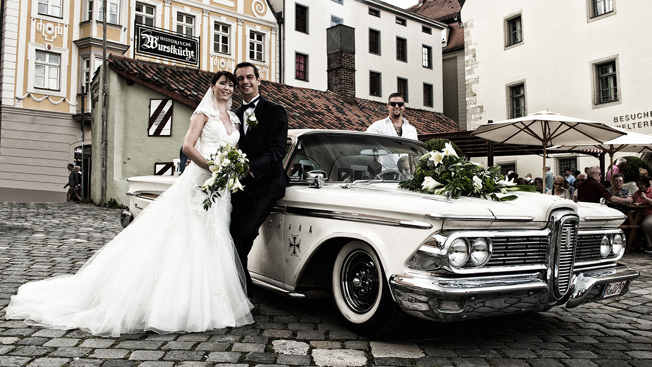 Hochzeitsfotos vom Ehepaar mit Oldtimer in Regensburg Wurstkuchl