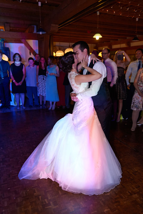 Reportage der Feier Brautpaar beim Tanz Gäste stehen im Kreis