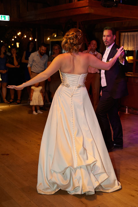 Reportage der Feier Brautpaar beim Tanz Gäste stehen im Kreis