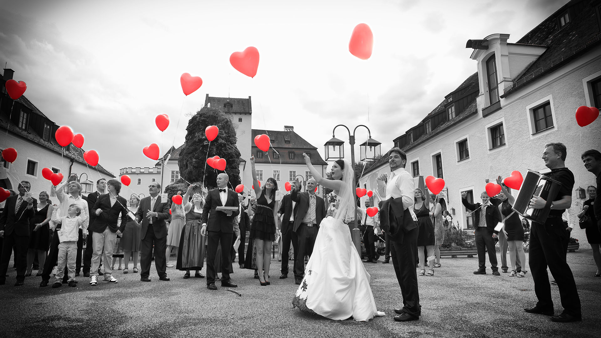 Reportage der Feier Ehepaar und Gäste lassen Luftballons steigen
