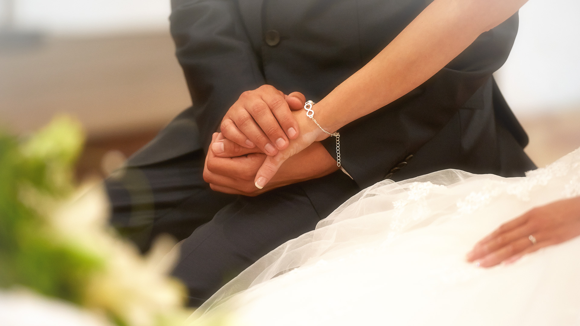 Reportage der Kirche Ehepaar Händchen halten bei der Trauung
