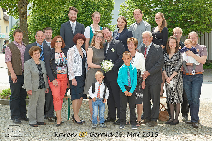 Foto-Weidner-Hochzeitsfotograf-Obertraubling-Donaustauf-Hochzeitsfotos-Gruppenfoto-Standesamt-Brautpaar-Gäste