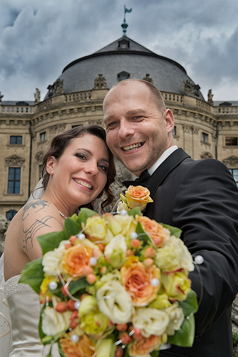 Foto-Weidner-Hochzeitsfotograf-Wuerzburg-Hochzeitsfotos-Portraits-Hofgarten-Residenz-Brautpaar-Strauss