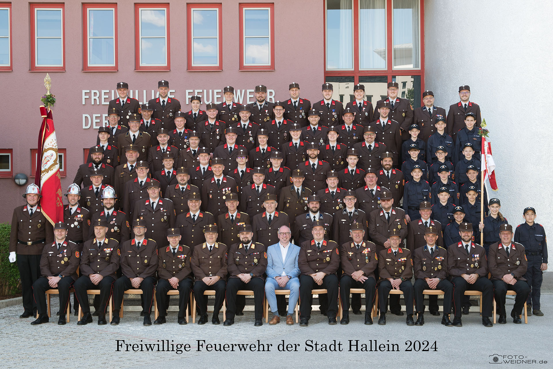 Gruppenfoto Mannschaft der Freiwilligen Feuerwehr der Stadt Hallein