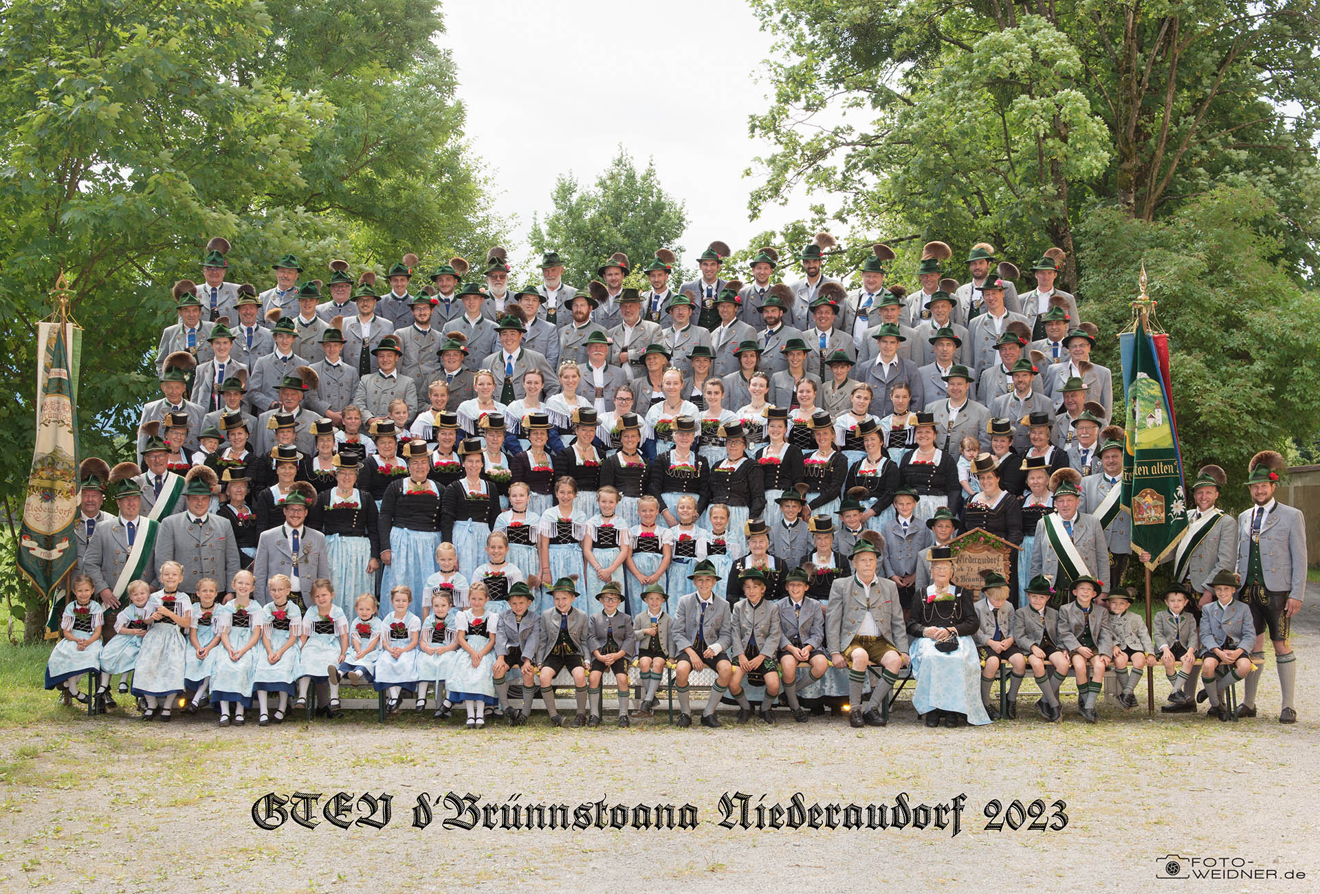 Gruppenfoto vom Trachtenverein GTEV Bruennstoana Niederaufdorf