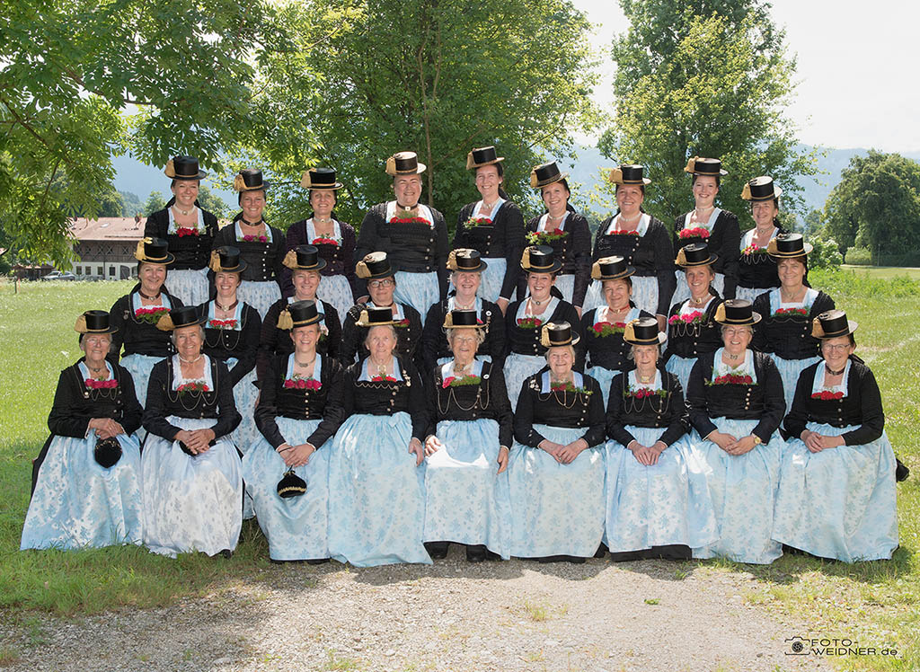 Gruppenfoto der Roeckefrauen vom Trachtenverein GTEV Bruennstoana Niederaufdorf