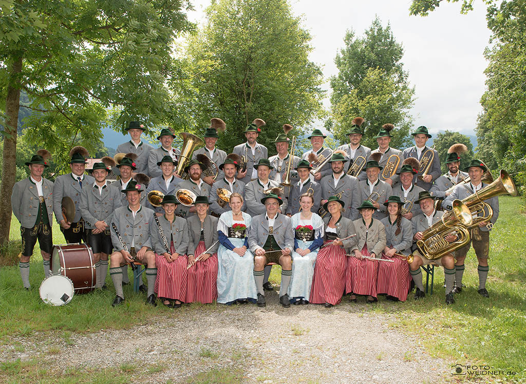 Gruppenfoto der Musikkapelle vom Trachtenverein GTEV Bruennstoana Niederaufdorf