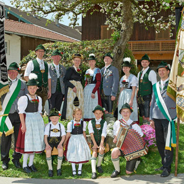 Foto Weidner Gruppenfoto für Vereine GTEV Rimsting Tracht Vorstand und Fahnen Gruppenfoto für Vereine GTEV Rimsting Tracht Vorstand und Fahnen