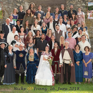 Foto Weidner Hochzeitsfotos - Gruppenfoto der Mittelalterhochzeit auf Burg Pappenheim Gruppenfoto der Mittelalterhochzeit auf Burg Pappenheim
