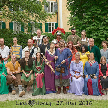 Foto Weidner Hochzeitsfotos - Gruppenfoto der Mittelalterhochzeit auf Schloss Sandizell Gruppenfoto der Mittelalterhochzeit auf Schloss Sandizell