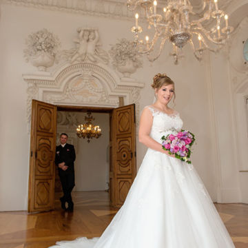Foto Weidner Hochzeitsfotos - Portraits von Braut in ihrem Brautkleid im Schloss Hohenaschau Hochzeitsfotos von Braut in ihrem Brautkleid im Schloss Hohenaschau