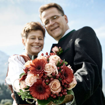 Foto Weidner Hochzeitsfotos - Portraits von Ehepaar mit Brautstrauß in Garmisch-Partenkirchen Hochzeitsfotos von Ehepaar mit Brautstrauß in Garmisch-Partenkirchen