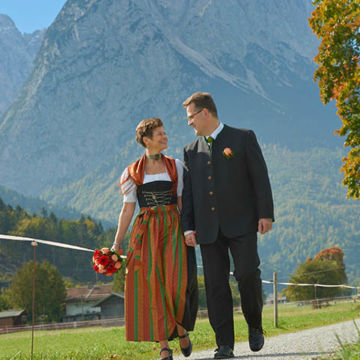 Foto Weidner Hochzeitsfotos - Portraits von Ehepaar beim Spaziergang vor der Zugspitze in Garmisch-Partenkirchen Hochzeitsfotos - Portraits von Ehepaar beim Spaziergang vor der Zugspitze in Garmisch-Partenkirchen