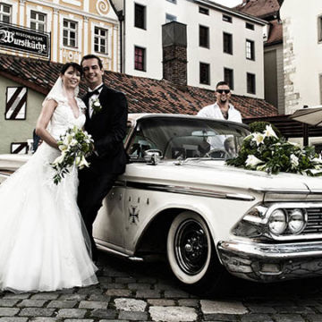 Foto Weidner Hochzeitsfotos - Portraits vom Ehepaar mit Oldtimer in Regensburg Wurstkuchl Hochzeitsfotos vom Ehepaar mit Oldtimer in Regensburg Wurstkuchl