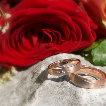 Foto Weidner Hochzeitsfotos - Portraits Fotos der Ringe Eheringe und Brautstrauß in Schongau Portraits Fotos der Ringe Eheringe und Brautstrauß in Schongau