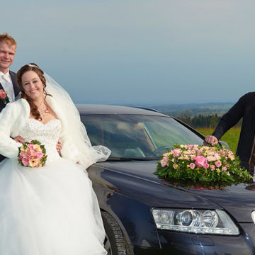 Foto Weidner Hochzeitsfotos Portraits Reportage Brautauto Audi mit Blumenschmuck und Brautpaar vor Simssee Foto Weidner Hochzeitsfotos Portraits Reportage Brautauto Audi mit Blumenschmuck und Brautpaar vor Simssee