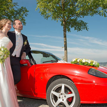 Foto Weidner Hochzeitsfotos Portraits Reportage Brautauto Fiat mit Blumenschmuck und Brautpaar in Deggendorf Foto Weidner Hochzeitsfotos Portraits Reportage Brautauto Fiat mit Blumenschmuck und Brautpaar in Deggendorf