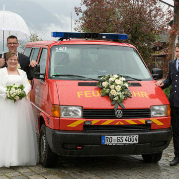 Foto Weidner Hochzeitsfotos Portraits Reportage Brautauto Feuewehrauto mit Blumenschmuck und Brautpaar Foto Weidner Hochzeitsfotos Portraits Reportage Brautauto Feuewehrauto mit Blumenschmuck und Brautpaar