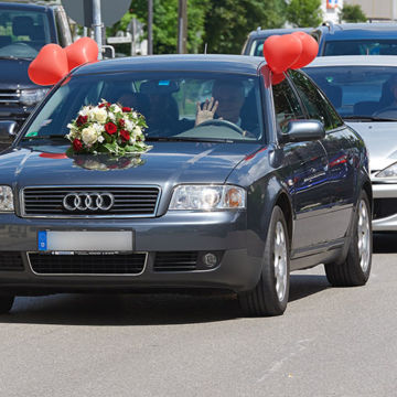 Foto Weidner Hochzeitsfotos Portraits Reportage Brautauto Audi mit Blumenschmuck und Brautpaar in München Foto Weidner Hochzeitsfotos Portraits Reportage Brautauto Audi mit Blumenschmuck und Brautpaar in München