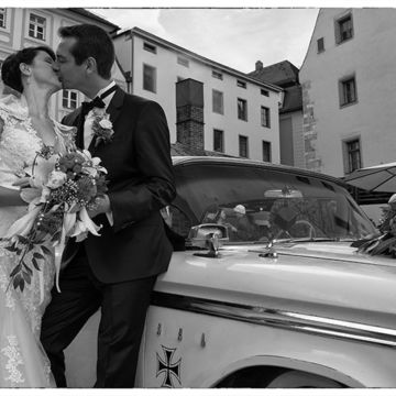 Foto Weidner Hochzeitsfotos Portraits Reportage Brautauto Oldtimer mit Blumenschmuck und Brautpaar in Regensburg Foto Weidner Hochzeitsfotos Portraits Reportage Brautauto Oldtimer mit Blumenschmuck und Brautpaar in Regensburg