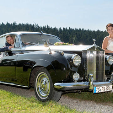 Foto Weidner Hochzeitsfotos Portraits Reportage Brautauto Rolls Royce Oldtimer mit Blumenschmuck und Brautpaar Foto Weidner Hochzeitsfotos Portraits Reportage Brautauto Rolls Royce Oldtimer mit Blumenschmuck und Brautpaar