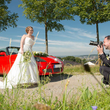 Foto Weidner Hochzeitsfotos Portraits Reportage Brautauto Fiat mit Blumenschmuck und Brautpaar in Deggendorf Foto Weidner Hochzeitsfotos Portraits Reportage Brautauto Fiat mit Blumenschmuck und Brautpaar in Deggendorf