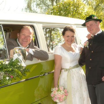 Foto Weidner Hochzeitsfotos Portraits Reportage Brautauto VW Bulli mit Blumenschmuck und Brautpaar Foto Weidner Hochzeitsfotos Portraits Reportage Brautauto VW Bulli mit Blumenschmuck und Brautpaar