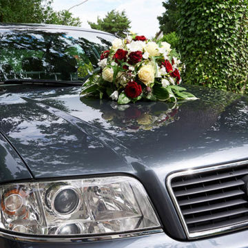 Foto Weidner Hochzeitsfotos Portraits Reportage Brautauto Audi mit Blumenschmuck in München Foto Weidner Hochzeitsfotos Portraits Reportage Brautauto Audi mit Blumenschmuck in München
